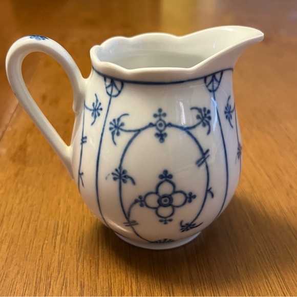 Blue and White Bavaria Vintage Covered Sugar and Cream Pitcher - Picture 4 of 9